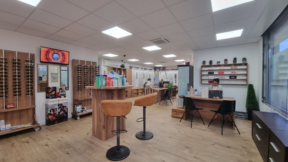 À la rencontre de Marie-Laurence Pollard : Une opticienne passionnée qui dévoile l&rsquo;univers de sa boutique à Estrablin